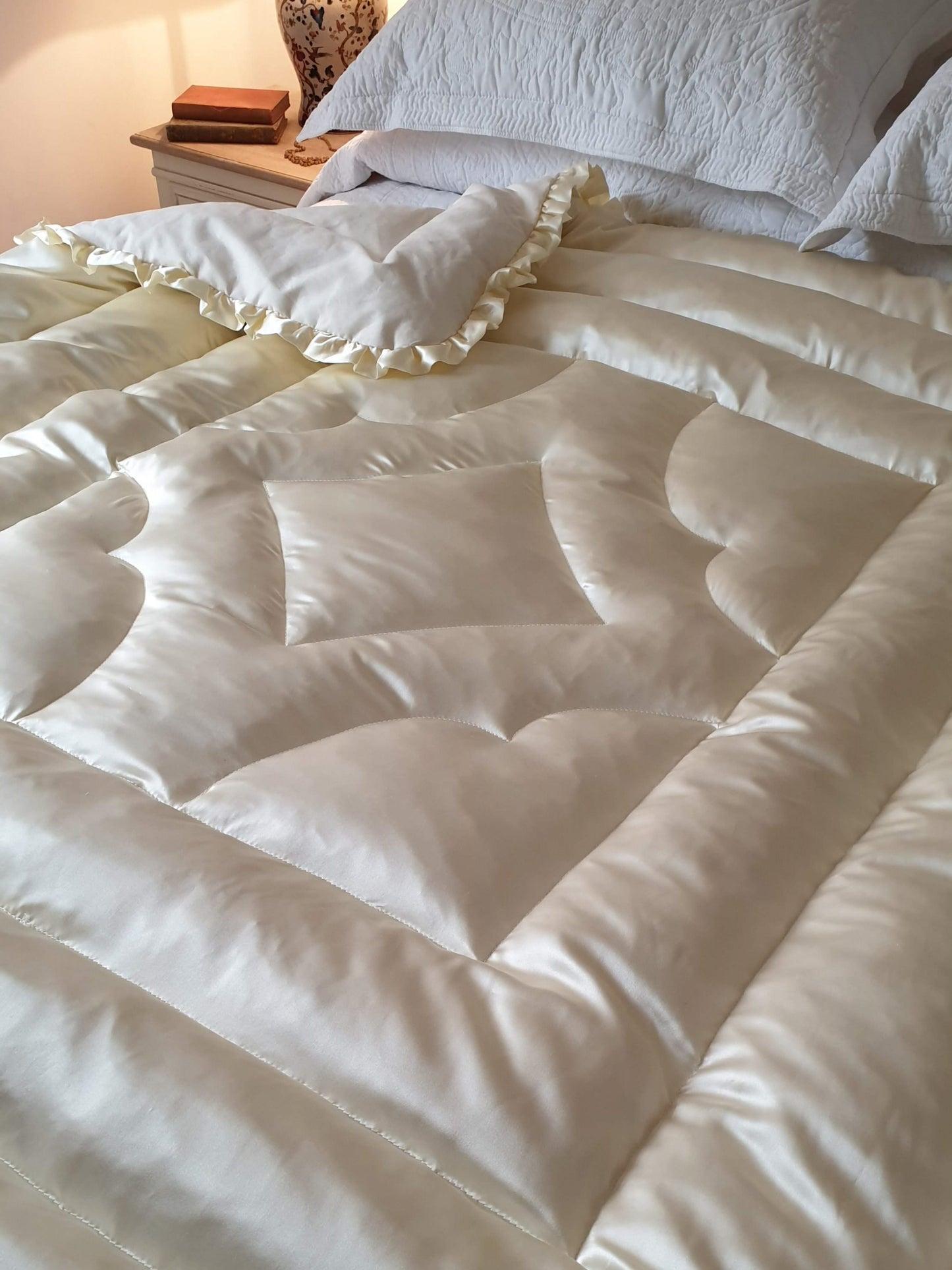 Butter Cream 100% Silk Satin King Sized Eiderdown - IN STOCK